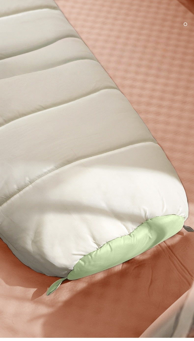 Kompakter olivgrüner Outdoor-Schlafsack