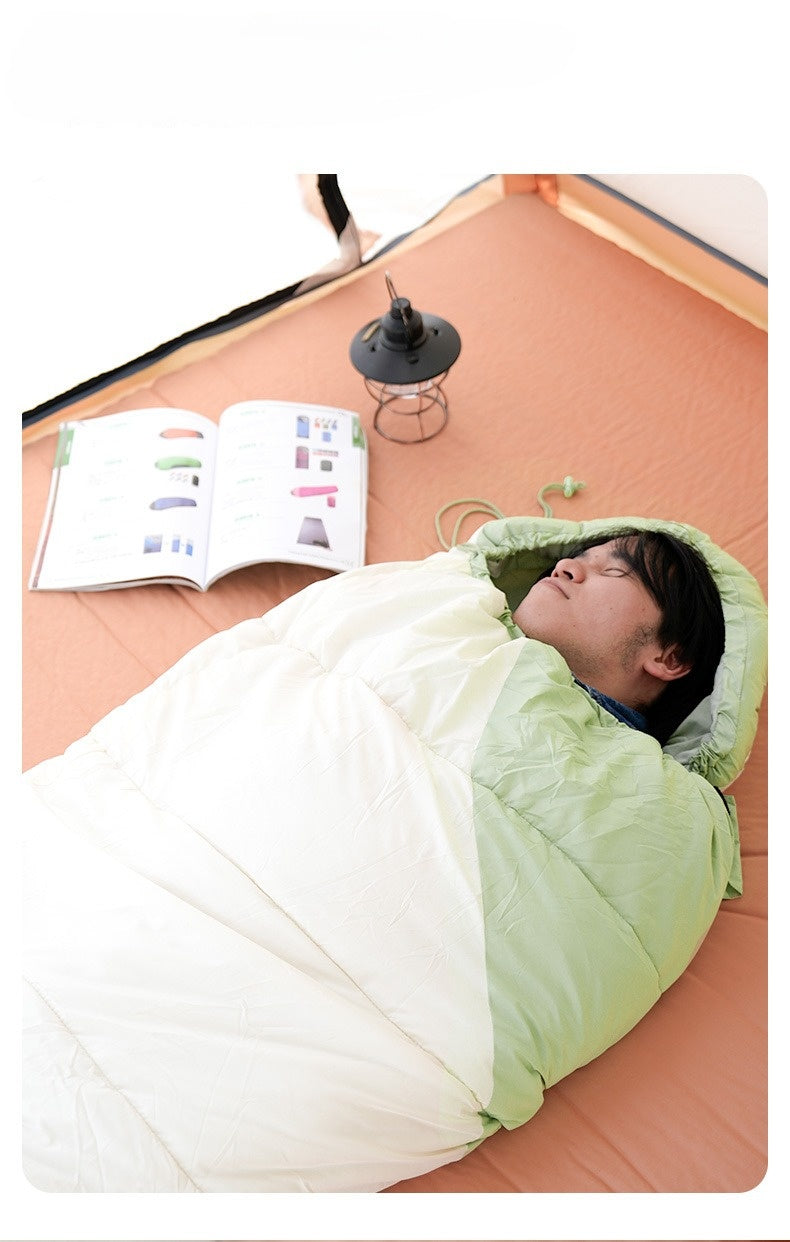 Kompakter olivgrüner Outdoor-Schlafsack